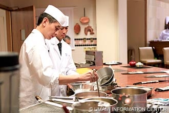 Chefs Takahashi and Hidari preparing dashi